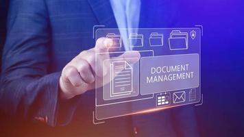 sistema de gestión de documentos dms que se está configurando consultor que trabaja en una computadora portátil en la oficina, software para archivar, buscar y administrar información de archivos corporativos foto