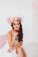 cosechar retrato de hermosa novia con flor guirnalda en su cabeza y vaso foto