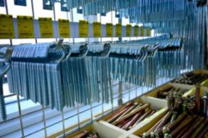 borrón de nueces, empulgueras y de repuesto partes para refacción y refacción, mecánica en el tienda ventana, fuera de enfocar. foto