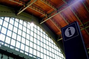 información firmar en basilea tren estación. basilea es situado en el rin río cerca el fronteras de Francia y Alemania. foto