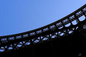 gigantesco curva de eiffel torre con azul cielo antecedentes. foto