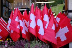 Suiza banderas Suiza es un famoso destino de turistas alrededor el mundo. foto