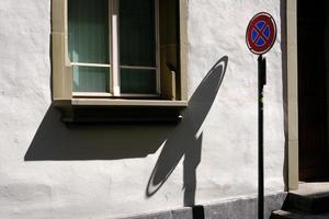 hacer no detener tráfico firmar en berna, Suiza. foto