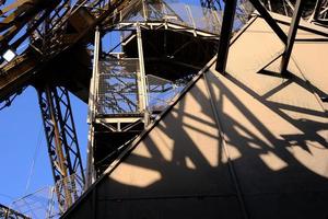 escalera a el parte superior de eiffel torre con azul cielo. foto