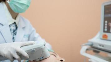 cosmetólogo procedimiento por eléctrico dispositivo,ultrasonido terapia tratamiento para piel apretar en estético clínica. foto