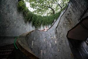 mujer turista sentado a el escalera a fuerte envase parque, popular punto de referencia destino en Singapur. foto