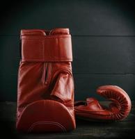 par de rojo cuero guantes para boxeo foto