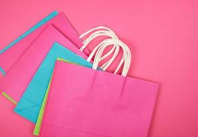 bolsas de compras rectangulares de papel multicolor con asas blancas foto