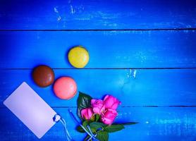 bouquet of pink roses and three macaroons photo