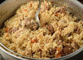 pilaf es un oriental plato de hervido arroz, con rebanadas de carne y especias foto