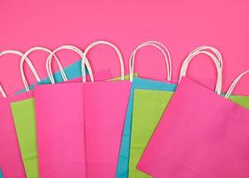 bolsas de compras rectangulares de papel multicolor con asas blancas foto