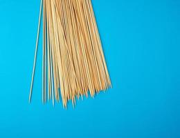 de madera bambú palillos en un azul antecedentes foto