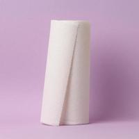 suave papel toalla en un púrpura fondo, desechable cocina toalla foto