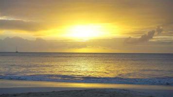 sorprendente bellissimo tramonto su un esotico caraibico spiaggia. video