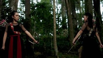 deux chasseurs face à face dans la forêt avant de chasser et de montrer l'arc et la flèche video