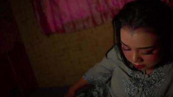 un asiático mujer despertar arriba desde su cama después dormido con sucio pelo en el Mañana video