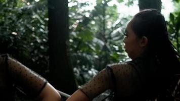 deux femmes combat chaque autre avec traditionnel dansant se déplace dans le forêt video