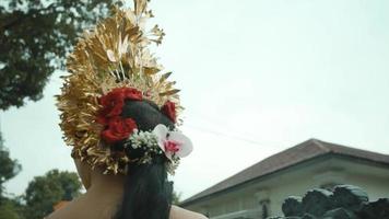 un retrato de balinés mujer vistiendo un tradicional danza disfraz mientras Orando video