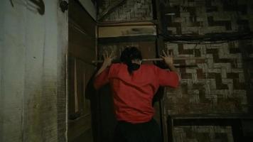 blind Frau Gehen durch das Tür mit das Stock während tragen ein rot Hemd Innerhalb das Arm Haus video