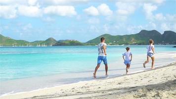 padre e hijos disfrutando de las vacaciones de verano en la playa video