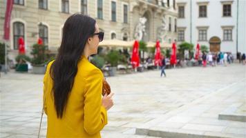 Frau, die in der Stadt spazieren geht. junger attraktiver tourist im freien in der italienischen stadt video