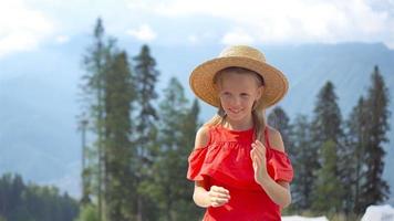 schönes glückliches kleines Mädchen in den Bergen im Hintergrund des Nebels video