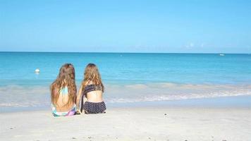 Entzückende kleine Schwestern am Strand während der Sommerferien video