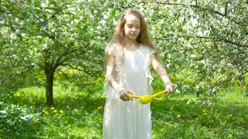 förtjusande liten flicka i blomning äpple trädgård på skön vår dag video