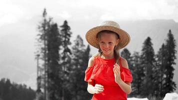 schönes glückliches kleines Mädchen in den Bergen im Hintergrund des Nebels video