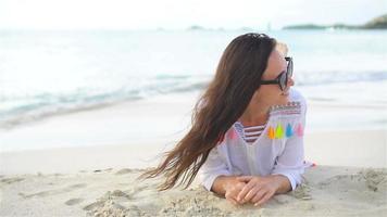 junge schöne Frau am Strand während der tropischen Ferien video