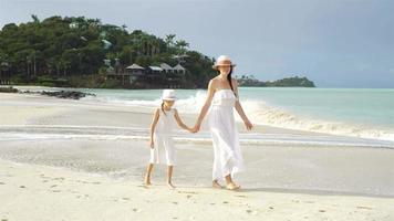 mooi moeder en dochter Aan caraïben strand. familie Aan strand vakantie video