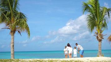 les parents de deux enfants profitent de leurs vacances dans les Caraïbes sur l'île d'antigua video