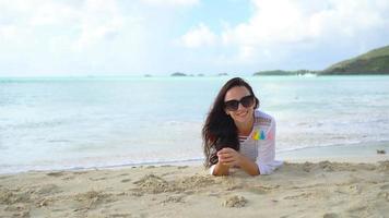 vrouw Aan strand lachend en genieten van zomer vakantie l video