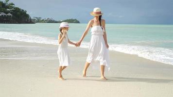 plaisir en famille sur la plage de sable blanc. mère et petit enfant profitent des vacances d'été video