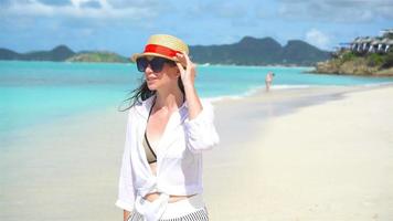 mujer de moda joven con sombrero en la playa video