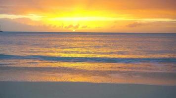 increíble hermosa puesta de sol en una exótica playa caribeña.