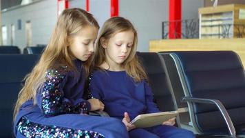 entzückendes kleines Mädchen im Flughafen mit ihrem Gepäck video