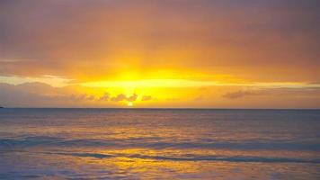 incroyable magnifique coucher de soleil sur une plage exotique des Caraïbes. video