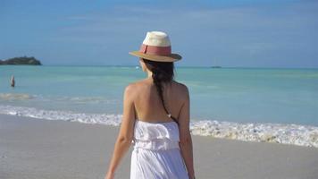 belle jeune femme sur la plage tropicale de sable blanc. video