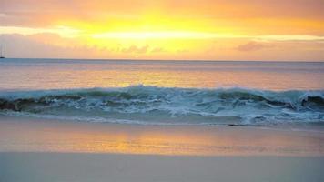 belo pôr do sol em uma praia exótica do Caribe video