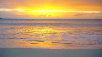 incrível belo pôr do sol em uma praia exótica do Caribe video