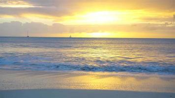 beau coucher de soleil sur une plage exotique des Caraïbes video