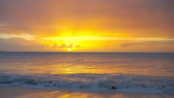 beau coucher de soleil sur une plage exotique des Caraïbes video