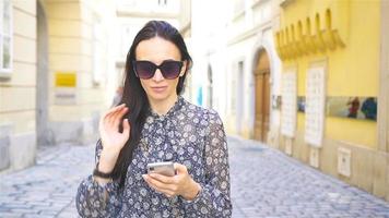 mujer caminando en la ciudad. joven turista atractivo al aire libre en ciudad europea video