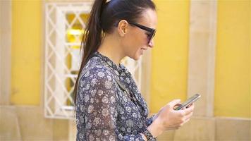 mujer caminando en la ciudad. joven turista atractivo al aire libre en ciudad europea video