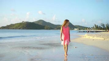 adorable petite fille à la plage tropicale pendant les vacances video