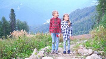 mooi gelukkig weinig meisjes in bergen in de achtergrond van mist video