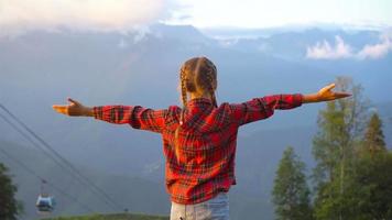 bellissimo contento poco ragazza nel montagne nel il sfondo di nebbia video