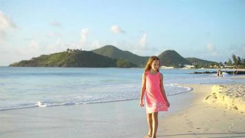 adorabile poco ragazza a tropicale spiaggia durante vacanza video