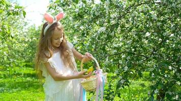 entzückendes kleines Mädchen im blühenden Apfelgarten am schönen Frühlingstag video